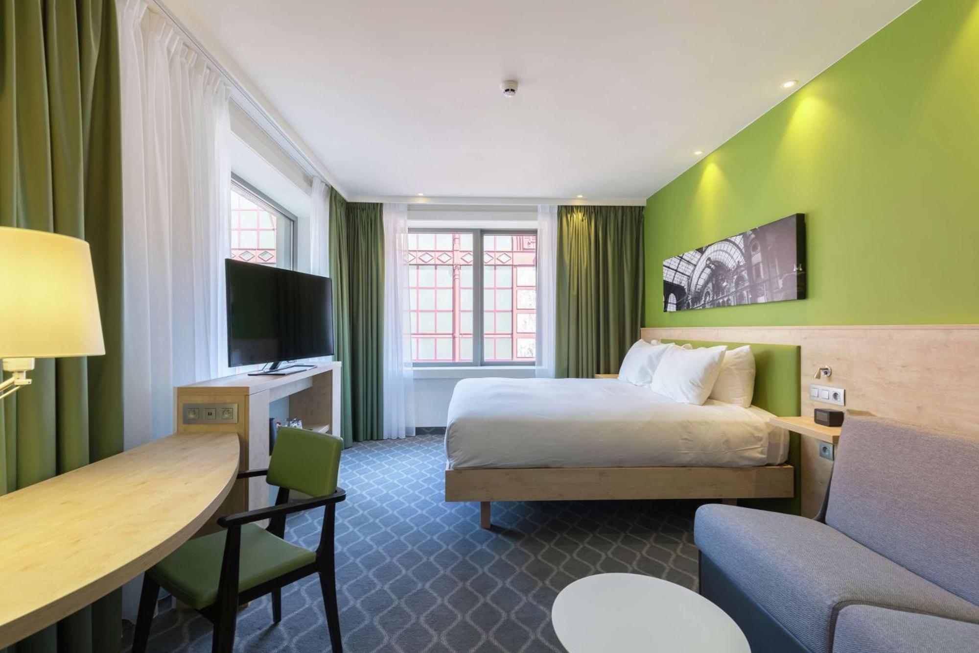 Zimmer mit Kingsize-Bett und Schlafsofa